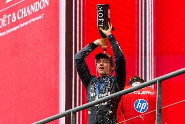 Andrea Kimi Antonelli (Mercedes AMG Petronas F1 Team, 12) bejubelt seinen Sieg und schuettet sich Champagner ueber den Kopf, Grosser Preis von Belgien, Motorsport, Formel 1, Saison 2026, 19.07.2026 Grosser Preis von Belgien, Motorsport, Formel 1, Saison 2026, 19.07.2026 Spa Franchorchamps *** Andrea Kimi Antonelli of the Mercedes AMG Petronas F1 Team, No. 12, celebrates his victory and pours champagne over his head, Belgian Grand Prix, Motorsports, Formula 1, 2026 Season, July 19, 2026 Belgian Grand Prix, Motorsports, Formula 1, 2026 Season, July 19, 2026 Spa-Francorchamps Copyright: xEibner-Pressefoto AlexanderxNeisx EP_ANS