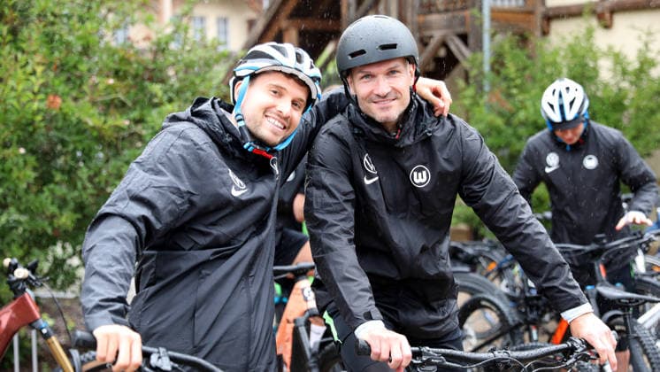 VfL Trainingslager, Weimarer Land Blankenhain, 19.07.2026, Fußball, Herren, Saison 2026 2027, 2. BL, VfL Wolfsburg, Sommer-Trainingslager: Tag 1. Fahrradtour, Elvis Rexhbecaj (VfL Wolfsburg), Torwart Pavao Pervan (VfL Wolfsburg) Weimarer Land Niedersachsen Deutschland *** VfL Training Camp, Weimarer Land Blankenhain, July 19, 2026, Soccer, Men s, 2026–2027 Season, 2nd Bundesliga, VfL Wolfsburg, Summer Training Camp Day 1 Bike Ride, Elvis Rexhbecaj (VfL Wolfsburg), Goalkeeper Pavao Pervan (VfL Wolfsburg), Weimarer Land, Lower Saxony, Germany