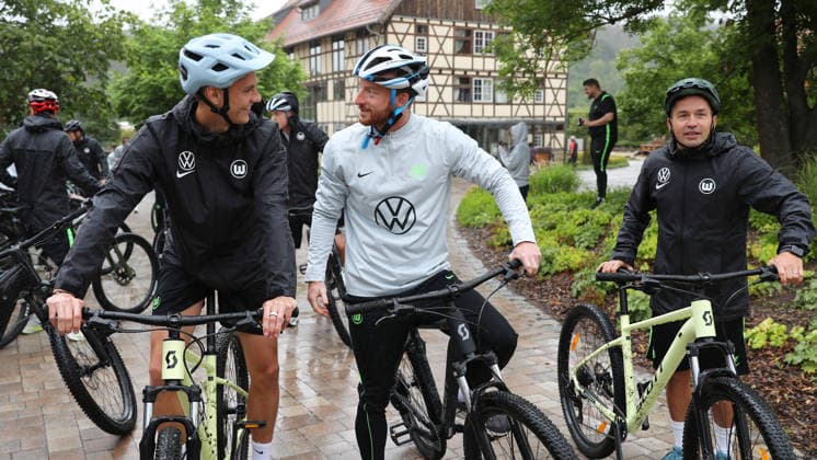VfL Trainingslager, Weimarer Land Blankenhain, 19.07.2026, Fußball, Herren, Saison 2026 2027, 2. BL, VfL Wolfsburg, Sommer-Trainingslager: Tag 1. Fahrradtour, Bence Dardai (VfL Wolfsburg) , Maximilian Arnold (VfL Wolfsburg) Weimarer Land Niedersachsen Deutschland *** VfL Training Camp, Weimarer Land Blankenhain, July 19, 2026, Soccer, Men s, 2026–2027 Season, 2nd Bundesliga, VfL Wolfsburg, Summer Training Camp Day 1 Bike Ride, Bence Dardai (VfL Wolfsburg), Maximilian Arnold (VfL Wolfsburg), Weimarer Land, Lower Saxony, Germany