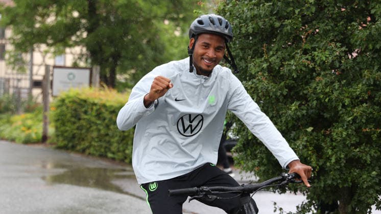 VfL Trainingslager, Weimarer Land Blankenhain, 19.07.2026, Fußball, Herren, Saison 2026 2027, 2. BL, VfL Wolfsburg, Sommer-Trainingslager: Tag 1. Fahrradtour, Cleiton Santana dos Santos (VfL Wolfsburg) Weimarer Land Niedersachsen Deutschland *** VfL Training Camp, Weimarer Land Blankenhain, July 19, 2026, Soccer, Men s, 2026–2027 Season, 2. Bundesliga, VfL Wolfsburg, Summer Training Camp Day 1 Bike Ride, Cleiton Santana dos Santos, VfL Wolfsburg, Weimarer Land, Lower Saxony, Germany