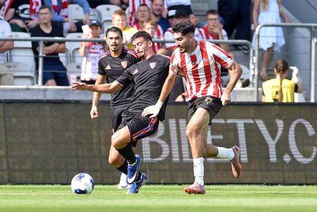 2026.07.19 Krakow Pilka nozna , sezon 2026 27 , sparing , mecz sparingowy , mecz towarzyski w ramach obchodow jubileuszu Cracovii Cracovia Krakow - Sevilla FC N z Gabriel Suazo, Kike Salas, Kahveh Zahiroleslam Foto Krzysztof Porebski PressFocus 2026.07.19 Krakow Football , friendly game , anniversary of Cracovia , 2026 2027 season Cracovia Krakow - Sevilla FC Gabriel Suazo, Kike Salas, Kahveh Zahiroleslam Credit: Krzysztof Porebski PressFocus NEWSPIX.PL --- newspix.pl 
