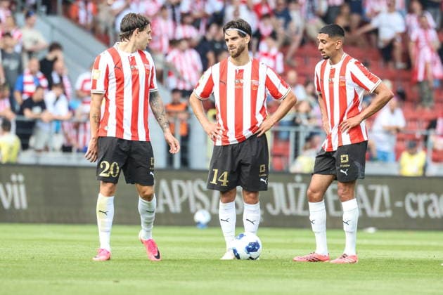 Krakow 19.07.2026. Pilka nozna Mecz jubileuszowy Cracovia - Sevilla FC --- Football friendly match Cracovia - Sevilla FC nz Karol Knap, Ajdin Hasic, Amir Al-Ammari Fot. Konrad Swierad Arena Akcji NEWSPIX.PL --- newspix.pl 
