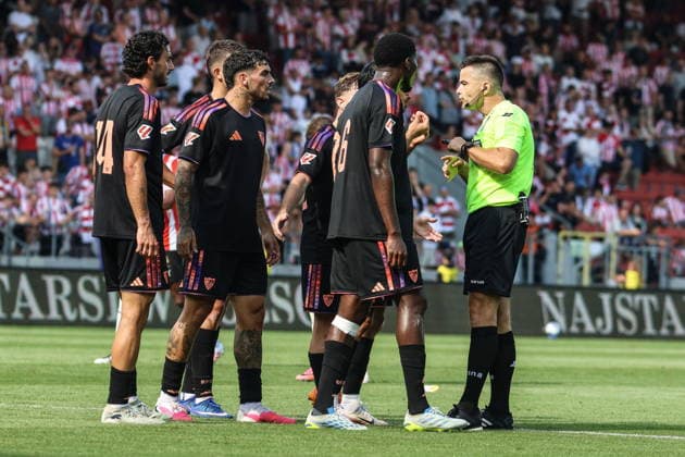 Krakow 19.07.2026. Pilka nozna Mecz jubileuszowy Cracovia - Sevilla FC --- Football friendly match Cracovia - Sevilla FC nz Lucien Agoume, Gabriel Suazo, Juan Iglesias Fot. Konrad Swierad Arena Akcji NEWSPIX.PL --- newspix.pl 
