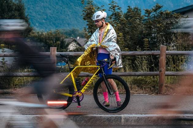 ETAPE DU TOUR 2026 PHOTOPQR LE DAUPHINE Jean-Baptiste BORNIER ; Le Bourg-d Oisans ; 19 07 2026 ; Le Bourg-d Oisans (Isère), le dimanche 19 juillet 2026. Près de 16 000 cyclistes ont participé à l Etape du Tour entre le Bourg-d Oisans et l Alpe D Huez. Aux alentours de 5h30, avant le départ, il faisait froid, chacun se réchauffe comme il peut. Photo : Le DL Jean-Baptiste Bornier - CYCLING TOUR DE FRANCE STAGE 15 stage 15 of the 2026 Tour de France cycling race, a stage of 184km from Champagnole to Plateau de Solaison, on Sunday 19 July 2026. The 113th edition of the Tour de France starts on Saturday 4 July in Barcelona, Spain, and will finish in Paris, France on the 26th of July. Le Bourg-d Oisans Isère Rhône-Alpes France  Copyright: xPHOTOPQR LExDAUPHINE MAXPPPxJean-BaptistexBORNIERx 20260719JDL8576 20260719JDL8576