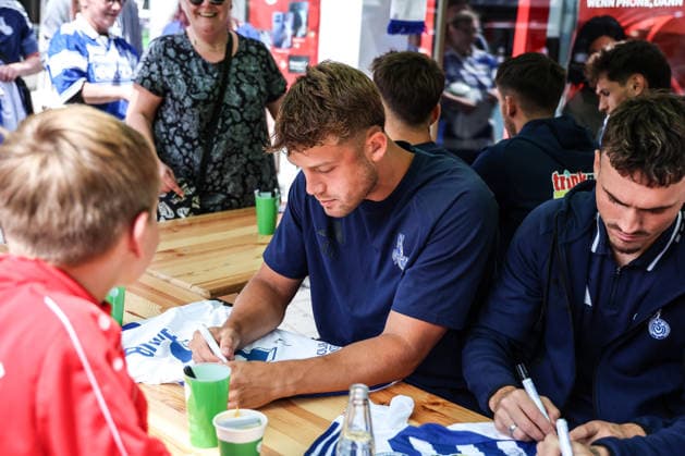 Sport Bilder des Tages Fussball, 3.Liga Saison 2026 2027 Saisonvorbereitung MSV Duisburg auf dem Duisburger Stadtfest 19.07.2026, Königstrasse Duisburg Ben Schlicke (MSV Duisburg, 40) Autogrammstunde Duisburg Königstrasse Nordrhein-Westfalen Deutschland *** Sports, Soccer, 3rd Division 2026–2027 Season: MSV Duisburg s preseason event at the Duisburg City Festival on July 19, 2026, Königstrasse, Duisburg; Ben Schlicke, MSV Duisburg; 40; Autograph Session; Duisburg; Königstrasse; North Rhine-Westphalia; Germany
