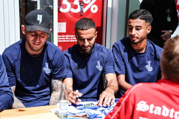 Fussball, 3.Liga Saison 2026 2027 Saisonvorbereitung MSV Duisburg auf dem Duisburger Stadtfest 19.07.2026, Königstrasse Duisburg Alexander Hahn (MSV Duisburg, 42) Ramien Safi (MSV Duisburg, 19) Redda Haddou (MSV Duisburg U19) Duisburg Königstrasse Nordrhein-Westfalen Deutschland *** Sports, Soccer, 3rd Division, 2026–2027 Season, MSV Duisburg’s preseason preparations at the Duisburg City Festival on July 19, 2026, Königstrasse, Duisburg; Alexander Hahn, MSV Duisburg; Ramien Safi, MSV Duisburg; Redda Haddou, MSV Duisburg U19; Duisburg, Königstrasse, North Rhine-Westphalia, Germany