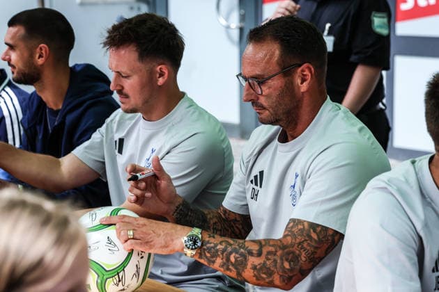 Fussball, 3.Liga Saison 2026 2027 Saisonvorbereitung MSV Duisburg auf dem Duisburger Stadtfest 19.07.2026, Königstrasse Duisburg Dietmar Hirsch (Cheftrainer, MSV Duisburg) Autogrammstunde Duisburg Königstrasse Nordrhein-Westfalen Deutschland *** Sports, Soccer, 3rd Division 2026–2027 Season, MSV Duisburg s preseason event at the Duisburg City Festival on July 19, 2026, Königstrasse, Duisburg; Dietmar Hirsch, Head Coach, MSV Duisburg; Autograph Session; Duisburg, Königstrasse; North Rhine-Westphalia, Germany