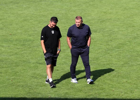 Fussball, Herren, Saison 2026 2027, TSV Aindling - TSV 1860 München, Testspiel, Vorbereitung Alper Kayabunar, Trainer (TSV 1860 München) (li.) mit Manfred Paula, Geschäftsführer (TSV 1860 München) (re.) nach dem Spiel im Gespräch auf dem Spielfeld *** Soccer, Men s, 2026–2027 Season, TSV Aindling vs. TSV 1860 Munich, Friendly Match, Preseason: Alper Kayabunar, coach of TSV 1860 Munich (left), and Manfred Paula, managing director of TSV 1860 Munich (right), talking on the field after the game