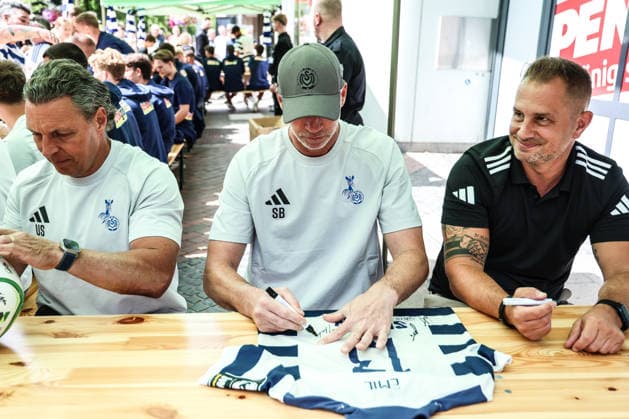 Fussball, 3.Liga Saison 2026 2027 Saisonvorbereitung MSV Duisburg auf dem Duisburger Stadtfest 19.07.2026, Königstrasse Duisburg Uwe Speidel (Co-Trainer, MSV Duisburg) Sven Beuckert (Torwarttrainer, MSV Duisburg) Chris Schmoldt (Leiter Kaderplanung und Strategie, MSV Duisburg) Autogrammstunde Duisburg Königstrasse Nordrhein-Westfalen Deutschland *** Sports, Soccer, 3rd Division 2026–2027 Season: MSV Duisburg’s Preseason Event at the Duisburg City Festival on July 19, 2026, Königstrasse, Duisburg; Uwe Speidel, Assistant Coach, MSV Duisburg; Sven Beuckert, Goalkeeper Coach, MSV Duisburg; Chris Schmoldt, Head of Roster Planning and Strategy, MSV Duisburg; Autograph Session, Duisburg, Königstrasse, North Rhine-Westphalia, Germany
