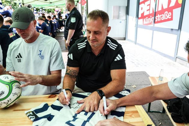 Fussball, 3.Liga Saison 2026 2027 Saisonvorbereitung MSV Duisburg auf dem Duisburger Stadtfest 19.07.2026, Königstrasse Duisburg Sven Beuckert (Torwarttrainer, MSV Duisburg) Chris Schmoldt (Leiter Kaderplanung und Strategie, MSV Duisburg) Autogrammstunde Duisburg Königstrasse Nordrhein-Westfalen Deutschland *** Sports, Soccer, 3rd Division 2026–2027 Season: MSV Duisburg’s Preseason Event at the Duisburg City Festival on July 19, 2026, Königstrasse, Duisburg; Sven Beuckert, Goalkeeper Coach, MSV Duisburg; Chris Schmoldt, Head of Roster Planning and Strategy, MSV Duisburg; Autograph Session, Duisburg, Königstrasse, North Rhine-Westphalia, Germany