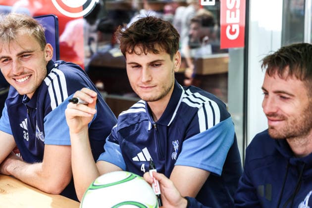 Fussball, 3.Liga Saison 2026 2027 Saisonvorbereitung MSV Duisburg auf dem Duisburger Stadtfest 19.07.2026, Königstrasse Duisburg Martin Ens (MSV Duisburg, 4) Autogrammstunde Duisburg Königstrasse Nordrhein-Westfalen Deutschland *** Sports, Soccer, 3rd Division 2026–2027 Season: MSV Duisburg s preseason event at the Duisburg City Festival on July 19, 2026, Königstrasse, Duisburg; Martin Ens, MSV Duisburg; 4th Autograph Session; Duisburg, Königstrasse; North Rhine-Westphalia, Germany