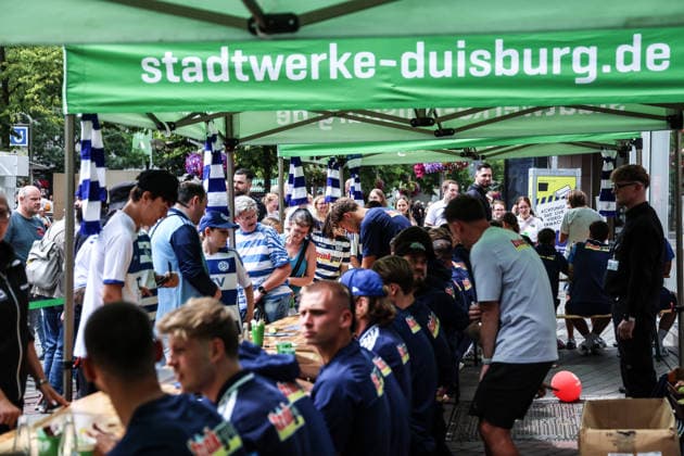 Fussball, 3.Liga Saison 2026 2027 Saisonvorbereitung MSV Duisburg auf dem Duisburger Stadtfest 19.07.2026, Königstrasse Duisburg Autogrammstunde Duisburg Königstrasse Nordrhein-Westfalen Deutschland *** Sports, Soccer, 3rd Division, 2026–2027 Season, MSV Duisburg s preseason event at the Duisburg City Festival on July 19, 2026, Königstrasse, Duisburg, Autograph Session, Duisburg, Königstrasse, North Rhine-Westphalia, Germany