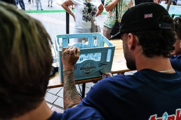 Fussball, 3.Liga Saison 2026 2027 Saisonvorbereitung MSV Duisburg auf dem Duisburger Stadtfest 19.07.2026, Königstrasse Duisburg Ein Wasserkasten wird unterschrieben Duisburg Königstrasse Nordrhein-Westfalen Deutschland *** Sports, Soccer, 3rd Division, 2026–2027 Season: MSV Duisburg s preseason preparations at the Duisburg City Festival on July 19, 2026, Königstrasse, Duisburg. A water tank is being signed. Duisburg, Königstrasse, North Rhine-Westphalia, Germany
