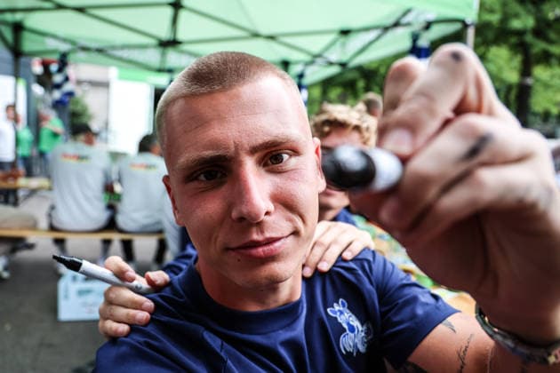 Fussball, 3.Liga Saison 2026 2027 Saisonvorbereitung MSV Duisburg auf dem Duisburger Stadtfest 19.07.2026, Königstrasse Duisburg Max Braune (MSV Duisburg, 1) unterschreibt in die Kamera Duisburg Königstrasse Nordrhein-Westfalen Deutschland *** Sports, Soccer, 3rd Division, 2026–2027 Season, MSV Duisburg s preseason preparations at the Duisburg City Festival on July 19, 2026, Königstrasse, Duisburg; Max Braune, MSV Duisburg; 1 person signing for the camera; Duisburg, Königstrasse, North Rhine-Westphalia, Germany