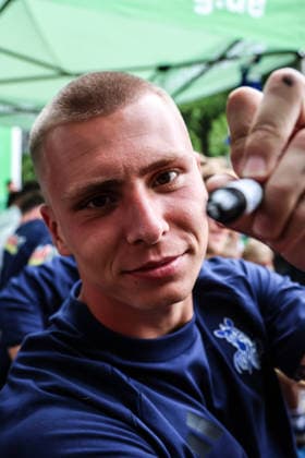 Fussball, 3.Liga Saison 2026 2027 Saisonvorbereitung MSV Duisburg auf dem Duisburger Stadtfest 19.07.2026, Königstrasse Duisburg Max Braune (MSV Duisburg, 1) unterschreibt in die Kamera Duisburg Königstrasse Nordrhein-Westfalen Deutschland *** Sports, Soccer, 3rd Division, 2026–2027 Season, MSV Duisburg s preseason preparations at the Duisburg City Festival on July 19, 2026, Königstrasse, Duisburg; Max Braune, MSV Duisburg; 1 person signing for the camera; Duisburg, Königstrasse, North Rhine-Westphalia, Germany