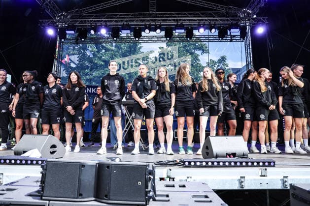 Fussball, 3.Liga Saison 2026 2027 Saisonvorbereitung MSV Duisburg auf dem Duisburger Stadtfest 19.07.2026, Königstrasse Duisburg Die MSV Duisburg Frauen auf der Bühne beim Stadtfest Duisburg Königstrasse Nordrhein-Westfalen Deutschland *** Sports, Soccer, 3rd Division, 2026–2027 Season, MSV Duisburg s preseason preparations at the Duisburg City Festival on July 19, 2026, Königstrasse, Duisburg. The MSV Duisburg women s team on stage at the Duisburg City Festival on Königstrasse, North Rhine-Westphalia, Germany