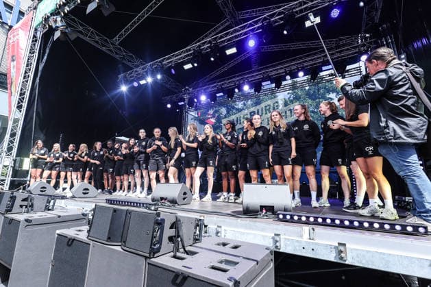 Fussball, 3.Liga Saison 2026 2027 Saisonvorbereitung MSV Duisburg auf dem Duisburger Stadtfest 19.07.2026, Königstrasse Duisburg Die MSV Duisburg Frauen auf der Bühne beim Stadtfest Duisburg Königstrasse Nordrhein-Westfalen Deutschland *** Sports, Soccer, 3rd Division, 2026–2027 Season, MSV Duisburg s preseason preparations at the Duisburg City Festival on July 19, 2026, Königstrasse, Duisburg. The MSV Duisburg women s team on stage at the Duisburg City Festival on Königstrasse, North Rhine-Westphalia, Germany