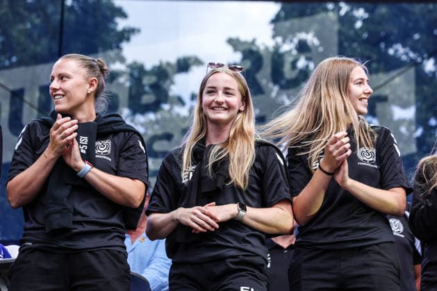 Fussball, 3.Liga Saison 2026 2027 Saisonvorbereitung MSV Duisburg auf dem Duisburger Stadtfest 19.07.2026, Königstrasse Duisburg Die MSV Duisburg Frauen auf der Bühne beim Stadtfest Duisburg Königstrasse Nordrhein-Westfalen Deutschland *** Sports, Soccer, 3rd Division, 2026–2027 Season, MSV Duisburg s preseason preparations at the Duisburg City Festival on July 19, 2026, Königstrasse, Duisburg. The MSV Duisburg women s team on stage at the Duisburg City Festival on Königstrasse, North Rhine-Westphalia, Germany