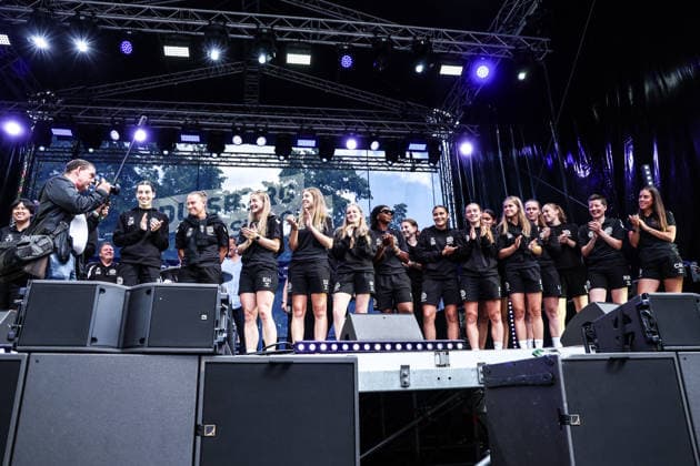 Fussball, 3.Liga Saison 2026 2027 Saisonvorbereitung MSV Duisburg auf dem Duisburger Stadtfest 19.07.2026, Königstrasse Duisburg Die MSV Duisburg Frauen auf der Bühne beim Stadtfest Duisburg Königstrasse Nordrhein-Westfalen Deutschland *** Sports, Soccer, 3rd Division, 2026–2027 Season, MSV Duisburg s preseason preparations at the Duisburg City Festival on July 19, 2026, Königstrasse, Duisburg. The MSV Duisburg women s team on stage at the Duisburg City Festival on Königstrasse, North Rhine-Westphalia, Germany