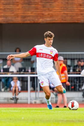 Testspiel: TSG Balingen vs. VfB Stuttgart; 19.07.2026 Balingen, GERMANY - 19. July 2027: Lauri Penna (VfB Stuttgart, 49) während dem Testspiel zwischen der TSG Balingen und dem VfB Stuttgart in der BIZERBA ARENA, Balingen. *** Friendly Match: TSG Balingen vs. VfB Stuttgart, July 19, 2026, Balingen, GERMANY; July 19, 2027, Lauri Penna, VfB Stuttgart, age 49, during the friendly match between TSG Balingen and VfB Stuttgart at the BIZERBA ARENA, Balingen Copyright: xBEAUTIFULxSPORTS Steinx