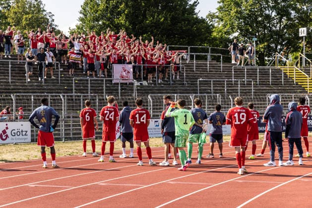 SSV Ulm 1846 Fußball vs FC Bayern München II, Fussball, Freundschaftsspiel, Saisoneröffnung SSV Ulm 1846 Fußball, Donaustadion Ulm 19.07.26 nach Spielende Team Mannschaft FC Bayern München II vor den FCB Fans im Gästeblock SSV Ulm 1846 Fußball vs FC Bayern München II, Fussball, Freundschaftsspiel, Saisoneröffnung SSV Ulm 1846 Fußball, Donaustadion Ulm 19.07.26 Foto: Lucca Fundel Ulm Donaustadion Baden-Württemberg Deutschland *** SSV Ulm 1846 Soccer vs. FC Bayern Munich II, Soccer, Friendly Match, SSV Ulm 1846 Soccer Season Opener, Donaustadion Ulm, July 26, 2019—After the game, the FC Bayern Munich II team in front of FCB fans in the visitors’ section. SSV Ulm 1846 Soccer vs. FC Bayern Munich II, Soccer, Friendly Match, Season Opener for SSV Ulm 1846 Soccer, Donaustadion, Ulm, July 26, 2019; Photo by Lucca Fundel, Ulm, Donaustadion, Baden-Württemberg, Germany