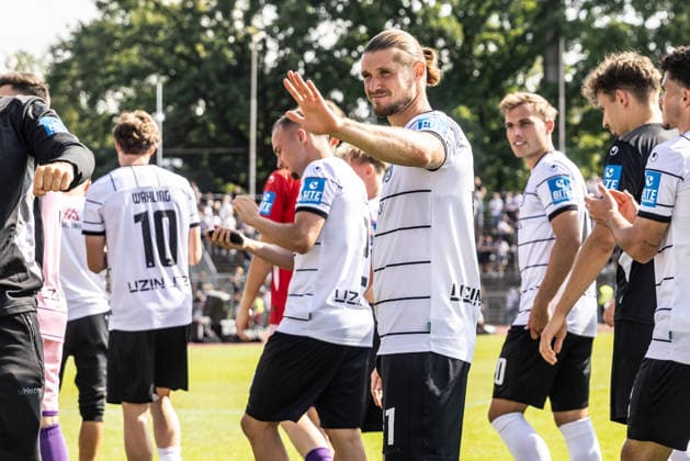 SSV Ulm 1846 Fußball vs FC Bayern München II, Fussball, Freundschaftsspiel, Saisoneröffnung SSV Ulm 1846 Fußball, Donaustadion Ulm 19.07.26 nach Spielende Dennis Chessa (SSV Ulm 1846 Fußball, 11) SSV Ulm 1846 Fußball vs FC Bayern München II, Fussball, Freundschaftsspiel, Saisoneröffnung SSV Ulm 1846 Fußball, Donaustadion Ulm 19.07.26 Foto: Lucca Fundel Ulm Donaustadion Baden-Württemberg Deutschland *** SSV Ulm 1846 Soccer vs. FC Bayern Munich II, Soccer, Friendly Match, SSV Ulm 1846 Soccer Season Opener, Donaustadion Ulm, July 26, 2019, after the game: Dennis Chessa, SSV Ulm 1846 Soccer, 11 SSV Ulm 1846 Soccer vs. FC Bayern Munich II, Soccer, Friendly Match, Season Opener for SSV Ulm 1846 Soccer, Donaustadion, Ulm, July 26, 2019; Photo by Lucca Fundel, Ulm, Donaustadion, Baden-Württemberg, Germany