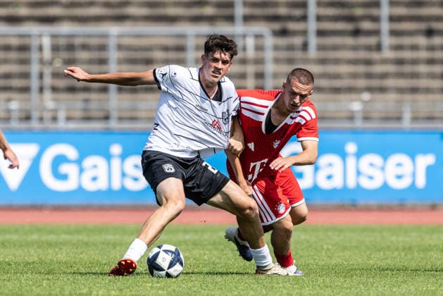 SSV Ulm 1846 Fußball vs FC Bayern München II, Fussball, Freundschaftsspiel, Saisoneröffnung SSV Ulm 1846 Fußball, Donaustadion Ulm 19.07.26 v.l. Mateo Mrden (SSV Ulm 1846 Fußball, 28), Yil Gashi (FC Bayern München II, 20) SSV Ulm 1846 Fußball vs FC Bayern München II, Fussball, Freundschaftsspiel, Saisoneröffnung SSV Ulm 1846 Fußball, Donaustadion Ulm 19.07.26 Foto: Lucca Fundel Ulm Donaustadion Baden-Württemberg Deutschland *** SSV Ulm 1846 Soccer vs. FC Bayern Munich II, Soccer, Friendly Match, SSV Ulm 1846 Soccer Season Opener, Donaustadion, Ulm, July 26, 2019; from left: Mateo Mrden (SSV Ulm 1846 Soccer), 28, Yil Gashi (FC Bayern Munich II), 20; SSV Ulm 1846 Soccer vs. FC Bayern Munich II, Soccer, Friendly Match, SSV Ulm 1846 Soccer Season Opener, Donaustadion Ulm, July 26, 2019, Photo by Lucca Fundel, Ulm Donaustadion, Baden-Württemberg, Germany