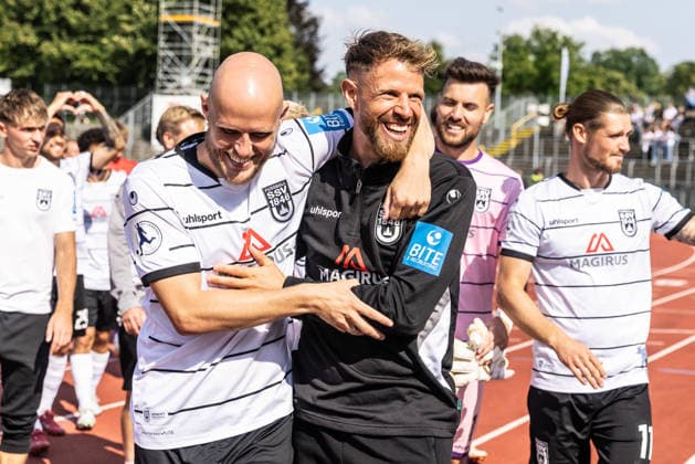 SSV Ulm 1846 Fußball vs FC Bayern München II, Fussball, Freundschaftsspiel, Saisoneröffnung SSV Ulm 1846 Fußball, Donaustadion Ulm 19.07.26 nach Spielende v.l. Marcel Seegert (SSV Ulm 1846 Fußball, 25), Johannes Jo Reichert (C, SSV Ulm 1846 Fußball, 05) SSV Ulm 1846 Fußball vs FC Bayern München II, Fussball, Freundschaftsspiel, Saisoneröffnung SSV Ulm 1846 Fußball, Donaustadion Ulm 19.07.26 Foto: Lucca Fundel Ulm Donaustadion Baden-Württemberg Deutschland *** SSV Ulm 1846 Soccer vs. FC Bayern Munich II, Soccer, Friendly Match, SSV Ulm 1846 Soccer Season Opener, Donaustadion Ulm, July 26, 19, after the game, from left: Marcel Seegert, SSV Ulm 1846 Soccer, 25, Johannes Jo Reichert (C), SSV Ulm 1846 Soccer, 05 SSV Ulm 1846 Soccer vs. FC Bayern Munich II, Soccer, Friendly Match, Season Opener for SSV Ulm 1846 Soccer, Donaustadion Ulm, July 26, 2019; Photo by Lucca Fundel; Ulm Donaustadion, Baden-Württemberg, Germany