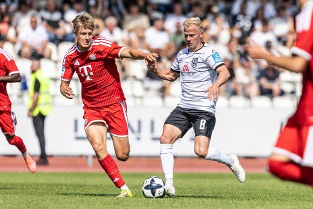 SSV Ulm 1846 Fußball vs FC Bayern München II, Fussball, Freundschaftsspiel, Saisoneröffnung SSV Ulm 1846 Fußball, Donaustadion Ulm 19.07.26 v.l. Leopold Schmid (FC Bayern München II, 16), Per Lockl (SSV Ulm 1846 Fußball, 08) SSV Ulm 1846 Fußball vs FC Bayern München II, Fussball, Freundschaftsspiel, Saisoneröffnung SSV Ulm 1846 Fußball, Donaustadion Ulm 19.07.26 Foto: Lucca Fundel Ulm Donaustadion Baden-Württemberg Deutschland *** SSV Ulm 1846 Soccer vs. FC Bayern Munich II, Soccer, Friendly Match, SSV Ulm 1846 Soccer Season Opener, Donaustadion Ulm, July 26, 19, photo by Leopold Schmid, FC Bayern Munich II, 16, Per Lockl, SSV Ulm 1846 Soccer, 08 SSV Ulm 1846 Soccer vs. FC Bayern Munich II, Soccer, Friendly Match, Season Opener for SSV Ulm 1846 Soccer, Donaustadion Ulm, July 26, 2019, Photo by Lucca Fundel, Ulm Donaustadion, Baden-Württemberg, Germany