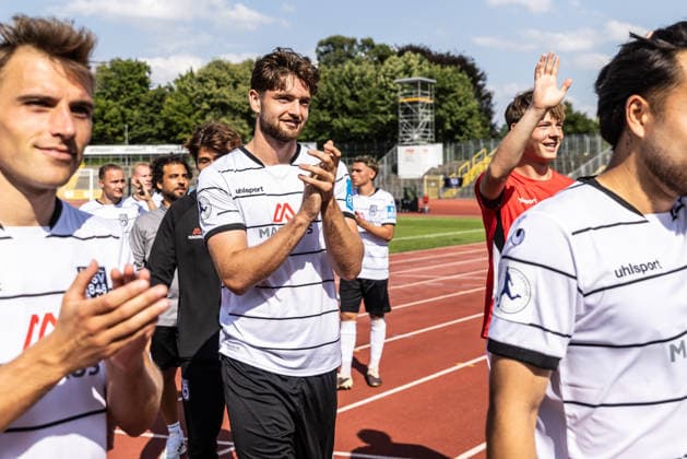 SSV Ulm 1846 Fußball vs FC Bayern München II, Fussball, Freundschaftsspiel, Saisoneröffnung SSV Ulm 1846 Fußball, Donaustadion Ulm 19.07.26 nach Spielende Daniel Hülsenbusch (SSV Ulm 1846 Fußball, 04) SSV Ulm 1846 Fußball vs FC Bayern München II, Fussball, Freundschaftsspiel, Saisoneröffnung SSV Ulm 1846 Fußball, Donaustadion Ulm 19.07.26 Foto: Lucca Fundel Ulm Donaustadion Baden-Württemberg Deutschland *** SSV Ulm 1846 Soccer vs. FC Bayern Munich II, Soccer, Friendly Match, SSV Ulm 1846 Soccer Season Opener, Donaustadion Ulm, July 26, 19, after the final whistle: Daniel Hülsenbusch, SSV Ulm 1846 Soccer, 04 SSV Ulm 1846 Soccer vs. FC Bayern Munich II, Soccer, Friendly Match, Season Opener for SSV Ulm 1846 Soccer, Donaustadion, Ulm, July 26, 2019. Photo by Lucca Fundel, Ulm, Donaustadion, Baden-Württemberg, Germany