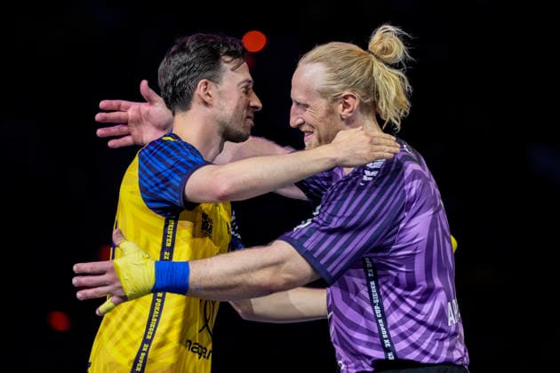 v.li.: Patrick Groetzki (Team Johnny, 24) und Mikael Appelgren (Torwart, Team Apfel, 1) umarmen sich, 19.07.2026, Mannheim (Deutschland), Handball, The Final Roar, Team Johnny - Team Apfel *** From left: Patrick Groetzki (Team Johnny, 24) and Mikael Appelgren (goalkeeper, Team Apfel, 1) hug each other, July 19, 2026, Mannheim, Germany, handball, The Final Roar, Team Johnny vs. Team Apfel xozx