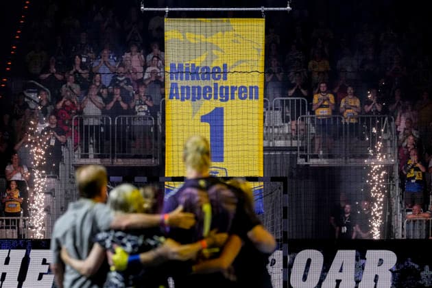 Mikael Appelgren (Torwart, Team Apfel, 1) erhält einen Banner mit seinem Namen und seiner Rückennummer unter dem Hallendach der SAP-Arena, Legendenbanner, Löwen Legende, Legenden-Banner, 19.07.2026, Mannheim (Deutschland), Handball, The Final Roar, Team Johnny - Team Apfel *** Mikael Appelgren, goalkeeper for Team Apfel, No. 1, receives a banner with his name and jersey number hung from the roof of the SAP Arena; Legends Banner; Lions Legend; Legends Banner; July 19, 2026, Mannheim, Germany, Handball, The Final Roar, Team Johnny, Team Apfel xozx