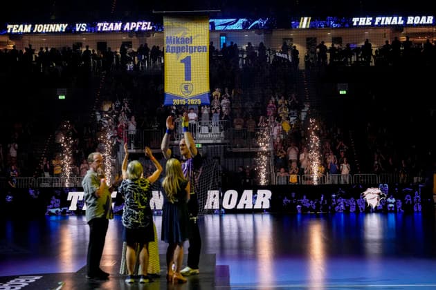 Mikael Appelgren (Torwart, Team Apfel, 1) erhält einen Banner mit seinem Namen und seiner Rückennummer unter dem Hallendach der SAP-Arena, Legendenbanner, Löwen Legende, Legenden-Banner, 19.07.2026, Mannheim (Deutschland), Handball, The Final Roar, Team Johnny - Team Apfel *** Mikael Appelgren, goalkeeper for Team Apfel, No. 1, receives a banner with his name and jersey number hung from the roof of the SAP Arena; Legends Banner; Lions Legend; Legends Banner; July 19, 2026, Mannheim, Germany, Handball, The Final Roar, Team Johnny, Team Apfel xozx