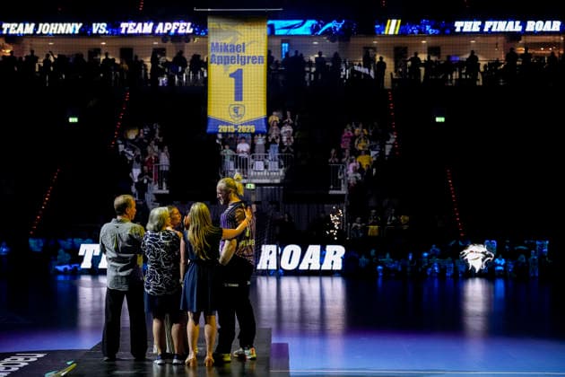 Mikael Appelgren (Torwart, Team Apfel, 1) erhält einen Banner mit seinem Namen und seiner Rückennummer unter dem Hallendach der SAP-Arena, Legendenbanner, Löwen Legende, Legenden-Banner, 19.07.2026, Mannheim (Deutschland), Handball, The Final Roar, Team Johnny - Team Apfel *** Mikael Appelgren, goalkeeper for Team Apfel, No. 1, receives a banner with his name and jersey number hung from the roof of the SAP Arena; Legends Banner; Lions Legend; Legends Banner; July 19, 2026, Mannheim, Germany, Handball, The Final Roar, Team Johnny, Team Apfel xozx