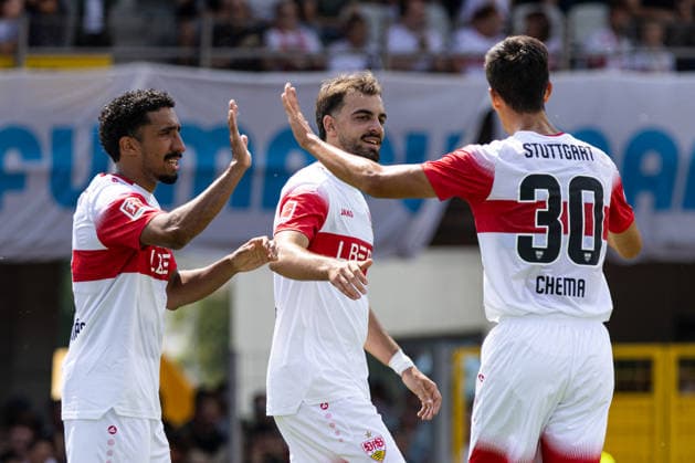 Deutschland: TSG Balingen vs VfB Stuttgart, Testspiel, Saison 2026 27, (Balingen): Tiago Tomas, (VfB Stuttgart, 8), Jovan Milosevic, (VfB Stuttgart, 19), Chema Andres, (VfB Stuttgart, 30) Jubel nach Tor, Portraitfoto, Portrait, Porträt Balingen Bizerba-Arena Baden Württemberg Deutschland *** Germany: TSG Balingen vs. VfB Stuttgart, Friendly Match, 2026–27 Season, Balingen: Tiago Tomas, VfB Stuttgart, 8, Jovan Milosevic, VfB Stuttgart, 19, Chema Andres, VfB Stuttgart, 30, Celebrating a goal, Portrait photo, Portrait, Balingen Bizerba Arena, Baden-Württemberg, Germany Copyright: xBenedictxChristx