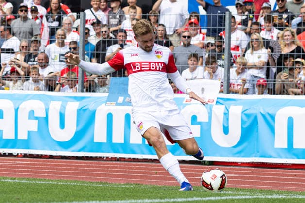 Deutschland: TSG Balingen vs VfB Stuttgart, Testspiel, Saison 2026 27, (Balingen): Maximilian Mittelstädt Maximilian Mittelstaedt, (VfB Stuttgart, 7) Eckball Balingen Bizerba-Arena Baden Württemberg Deutschland *** Germany: TSG Balingen vs. VfB Stuttgart, Friendly Match, 2026–27 Season, Balingen, Maximilian Mittelstädt, VfB Stuttgart, 7th corner kick, Balingen, Bizerba Arena, Baden-Württemberg, Germany Copyright: xBenedictxChristx