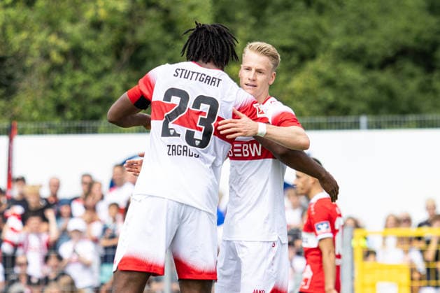 Deutschland: TSG Balingen vs VfB Stuttgart, Testspiel, Saison 2026 27, (Balingen): Chris Führich Chris Fuehrich, (VfB Stuttgart, 10) jubelt nach seinem Tor mit Dan Axel Zagadou, (VfB Stuttgart, 23) Portraitfoto, Portrait, Porträt Balingen Bizerba-Arena Baden Württemberg Deutschland *** Germany: TSG Balingen vs. VfB Stuttgart, Friendly Match, 2026–27 Season, Balingen: Chris Führich (No. 10) celebrates his goal with Dan Axel Zagadou, VfB Stuttgart, No. 23, portrait photo, portrait, Balingen Bizerba Arena, Baden-Württemberg, Germany Copyright: xBenedictxChristx
