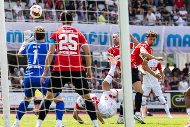 Deutschland: TSG Balingen vs VfB Stuttgart, Testspiel, Saison 2026 27, (Balingen): Jovan Milosevic, (VfB Stuttgart, 19) Tor durch Fallrückzieher Balingen Bizerba-Arena Baden Württemberg Deutschland *** Germany: TSG Balingen vs. VfB Stuttgart, Friendly Match, 2026–27 Season, Balingen: Jovan Milosevic, VfB Stuttgart, 19th goal via a bicycle kick, Balingen Bizerba Arena, Baden-Württemberg, Germany Copyright: xBenedictxChristx