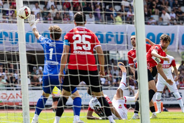 Deutschland: TSG Balingen vs VfB Stuttgart, Testspiel, Saison 2026 27, (Balingen): Jovan Milosevic, (VfB Stuttgart, 19) Tor durch Fallrückzieher Balingen Bizerba-Arena Baden Württemberg Deutschland *** Germany: TSG Balingen vs. VfB Stuttgart, Friendly Match, 2026–27 Season, Balingen: Jovan Milosevic, VfB Stuttgart, 19th goal via a bicycle kick, Balingen Bizerba Arena, Baden-Württemberg, Germany Copyright: xBenedictxChristx