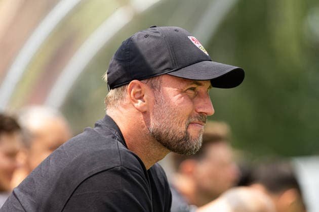 Deutschland: TSG Balingen vs VfB Stuttgart, Testspiel, Saison 2026 27, (Balingen): Sebastian Hoeneß Sebastian Hoeness, (Trainer, VfB Stuttgart) Portraitfoto, Portrait, Einzelaufnahme, Porträt Balingen Bizerba-Arena Baden Württemberg Deutschland *** Germany: TSG Balingen vs. VfB Stuttgart, Friendly Match, 2026–27 Season, Balingen; Sebastian Hoeneß, Coach, VfB Stuttgart; Portrait Photo, Portrait, Individual Shot, Portrait; Balingen, Bizerba Arena, Baden-Württemberg, Germany Copyright: xBenedictxChristx