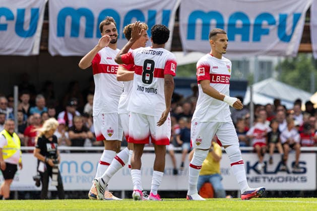 Deutschland: TSG Balingen vs VfB Stuttgart, Testspiel, Saison 2026 27, (Balingen): Jovan Milosevic, (VfB Stuttgart, 19) jubelt mit Tiago Tomas, (VfB Stuttgart, 8), Grischa Prömel Grischa Proemel, (VfB Stuttgart, 21), Badredine Bouanani, (VfB Stuttgart, 27) Balingen Bizerba-Arena Baden Württemberg Deutschland *** Germany: TSG Balingen vs. VfB Stuttgart, Friendly Match, 2026–27 Season, Balingen: Jovan Milosevic, VfB Stuttgart, No. 19, celebrates with Tiago Tomas, VfB Stuttgart, No. 8, Grischa Prömel, VfB Stuttgart, No. 21, Badredine Bouanani, VfB Stuttgart, No. 27, Balingen, Bizerba Arena, Baden-Württemberg, Germany Copyright: xBenedictxChristx