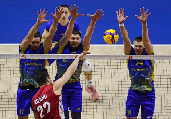 WomenÕs Volleyball Nations League - Belgrade 2026 Germany s Tobias Brand spikes the ball against Ukraine s Vasyl Tupchii (L) Ukraine s Vladyslav Shchurov and Ukraine s Illa Kovalov during the MenÕs Volleyball Nations League Pool 7 match between Germany and Ukraine at Belgrade Arena on July 19, 2026 in Belgrade, Serbia. Belgrade Serbia Copyright: xSrdjanxStevanovicx x