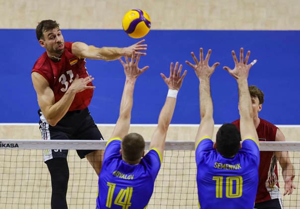 WomenÕs Volleyball Nations League - Belgrade 2026 Germany s Yann Bohme spikes the ball against Ukraine s Illa Kovalov and Ukraine s Yurii Semeniuk during the MenÕs Volleyball Nations League Pool 7 match between Germany and Ukraine at Belgrade Arena on July 19, 2026 in Belgrade, Serbia. Belgrade Serbia Copyright: xSrdjanxStevanovicx x