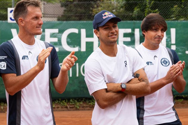 Krefeld, Deutschland 19. Juli 2026: 2. Tennis-Bundesliga Herren - 2026 - HTC Blau-Weiß Krefeld gegen Bremer TC v. 1912 Im Bild: v.li.Giovanni Oradini (BWK), Flavio Cobolli (BWK) und Trainer Patrick Elias (BWK) HTC Blau Weiß Nordrhein Westfalen *** Krefeld, Germany, July 19, 2026 – 2026 Men’s Tennis Bundesliga: HTC Blau Weiß Krefeld vs. Bremer TC v 1912. Pictured from left: Giovanni Oradini (BWK), Flavio Cobolli (BWK), and coach Patrick Elias (BWK). HTC Blau Weiß North Rhine-Westphalia Copyright: xFotostandx xGoertzx