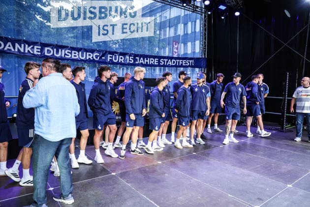 Fussball, 3.Liga Saison 2026 2027 Saisonvorbereitung MSV Duisburg auf dem Duisburger Stadtfest 19.07.2026, Königstrasse Duisburg Die Spieler vom MSV Duisburg beim Duisburger Stadtfest Duisburg Königstrasse Nordrhein-Westfalen Deutschland *** Sports, Soccer, 3rd Division 2026–2027 Season: MSV Duisburg s Preseason at the Duisburg City Festival on July 19, 2026, Königstrasse, Duisburg: MSV Duisburg players at the Duisburg City Festival on Königstrasse in Duisburg, North Rhine-Westphalia, Germany