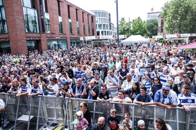 Fussball, 3.Liga Saison 2026 2027 Saisonvorbereitung MSV Duisburg auf dem Duisburger Stadtfest 19.07.2026, Königstrasse Duisburg Fans auf dem Stadtfest Duisburg Königstrasse Nordrhein-Westfalen Deutschland *** Sports, Soccer, 3rd Division, 2026–2027 Season, MSV Duisburg s preseason preparations at the Duisburg City Festival on July 19, 2026, Königstrasse, Duisburg; fans at the Duisburg City Festival on Königstrasse, North Rhine-Westphalia, Germany
