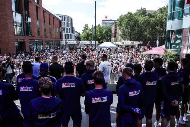 Fussball, 3.Liga Saison 2026 2027 Saisonvorbereitung MSV Duisburg auf dem Duisburger Stadtfest 19.07.2026, Königstrasse Duisburg Teampräsentation vom MSV Duisburg auf dem Duisburger Stadtfest Duisburg Königstrasse Nordrhein-Westfalen Deutschland *** Sports, Soccer, 3rd Division 2026–2027 Season: MSV Duisburg’s preseason event at the Duisburg City Festival on July 19, 2026, Königstrasse, Duisburg – MSV Duisburg team presentation at the Duisburg City Festival, Duisburg, Königstrasse, North Rhine-Westphalia, Germany