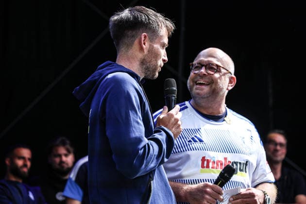 Fussball, 3.Liga Saison 2026 2027 Saisonvorbereitung MSV Duisburg auf dem Duisburger Stadtfest 19.07.2026, Königstrasse Duisburg Max Besuschkow (MSV Duisburg, 17) im Interview mit Stefan Leiwen (Stadionsprecher MSV Duisburg) Duisburg Königstrasse Nordrhein-Westfalen Deutschland *** Sports, Soccer, 3rd Division, 2026–2027 Season, MSV Duisburg’s preseason preparations at the Duisburg City Festival on July 19, 2026, Königstrasse, Duisburg; Max Besuschkow of MSV Duisburg, age 17, in an interview with Stefan Leiwen, stadium announcer for MSV Duisburg; Duisburg, Königstrasse, North Rhine-Westphalia, Germany