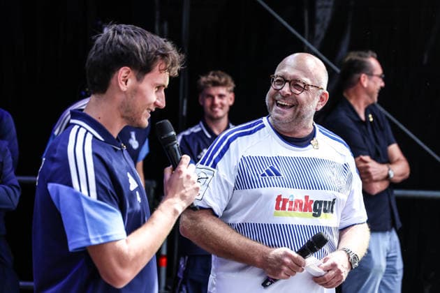 Fussball, 3.Liga Saison 2026 2027 Saisonvorbereitung MSV Duisburg auf dem Duisburger Stadtfest 19.07.2026, Königstrasse Duisburg Martin Ens (MSV Duisburg, 4) im Interview mit Stefan Leiwen (Stadionsprecher MSV Duisburg) Duisburg Königstrasse Nordrhein-Westfalen Deutschland *** Sports, Soccer, 3rd Division, 2026–2027 Season, MSV Duisburg’s preseason preparations at the Duisburg City Festival on July 19, 2026, Königstrasse, Duisburg; Martin Ens of MSV Duisburg, No. 4, in an interview with Stefan Leiwen, stadium announcer for MSV Duisburg; Duisburg, Königstrasse, North Rhine-Westphalia, Germany