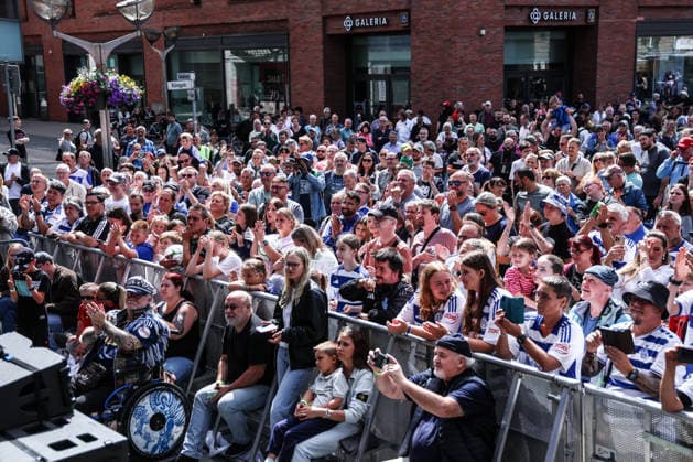 Fussball, 3.Liga Saison 2026 2027 Saisonvorbereitung MSV Duisburg auf dem Duisburger Stadtfest 19.07.2026, Königstrasse Duisburg Fans auf dem Stadtfest Duisburg Königstrasse Nordrhein-Westfalen Deutschland *** Sports, Soccer, 3rd Division, 2026–2027 Season, MSV Duisburg s preseason preparations at the Duisburg City Festival on July 19, 2026, Königstrasse, Duisburg; fans at the Duisburg City Festival on Königstrasse, North Rhine-Westphalia, Germany